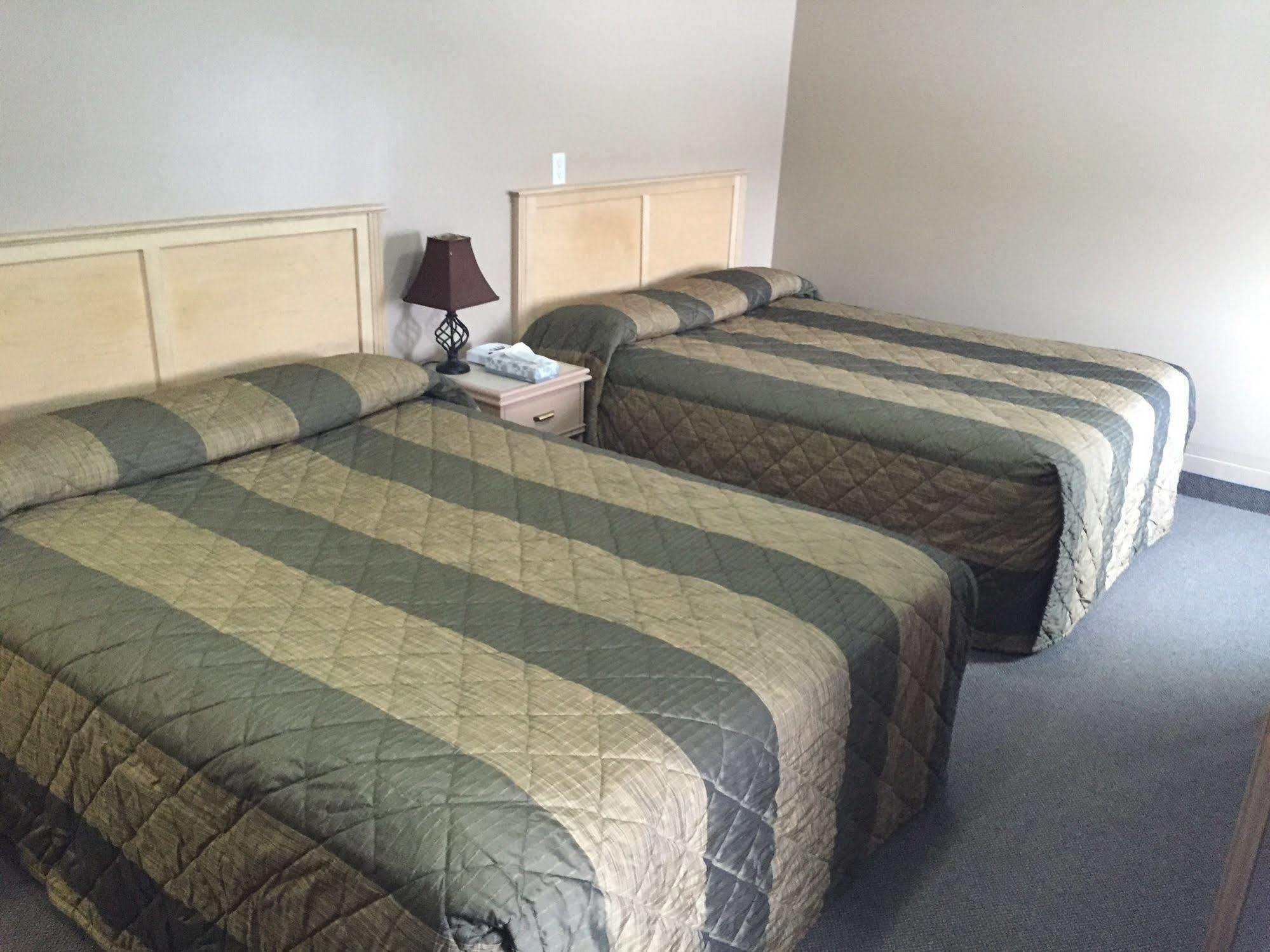 King'S Hotel & Motel By Elevate Rooms Shaunavon Exterior photo